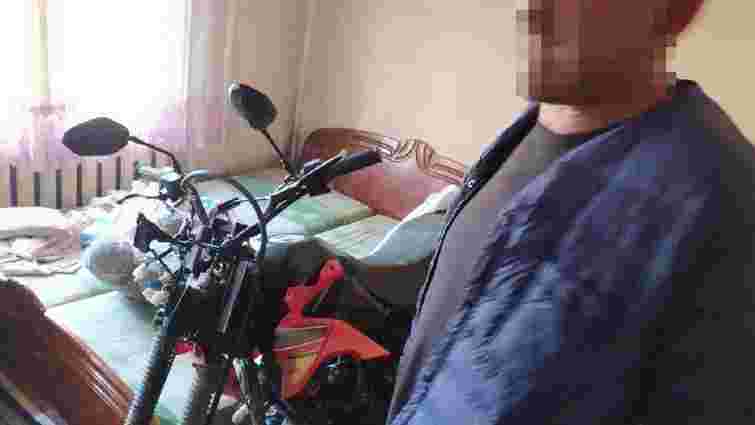 На Закарпатті чоловік вкрав мотоцикл з спецмайданчика поліції і сховав у квартирі