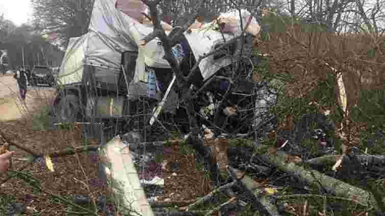 На трасі Львів-Краківець фуру розтрощило об дерева через луснуте колесо