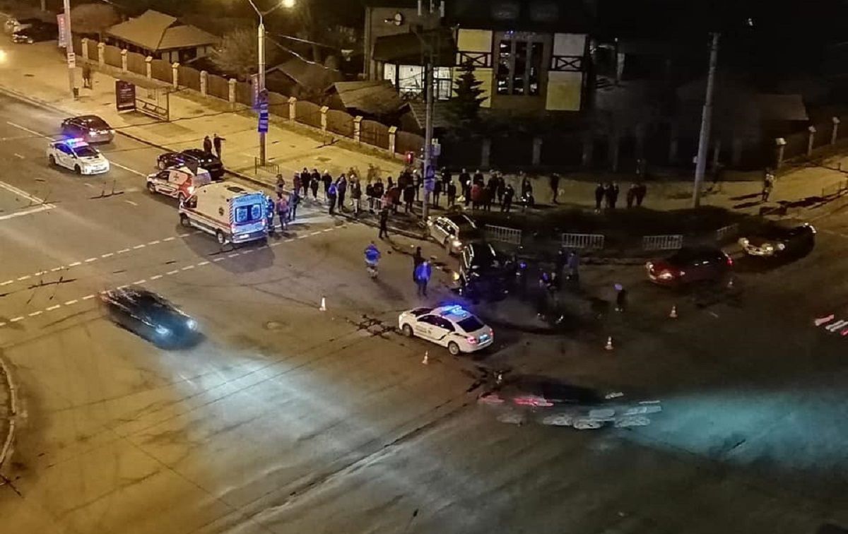 Поліція опублікувала відео нічної автотрощі на перехресті у Львові