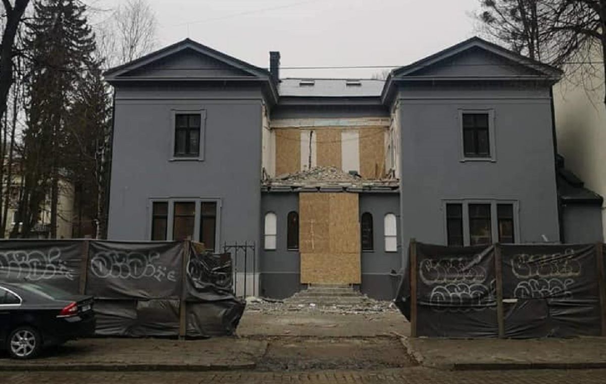 З фасаду вілли Бачевських демонтували скляну прибудову