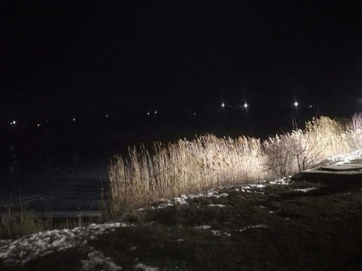 Двоє дітей провалилися під лід і потонули у ставку на Харківщині