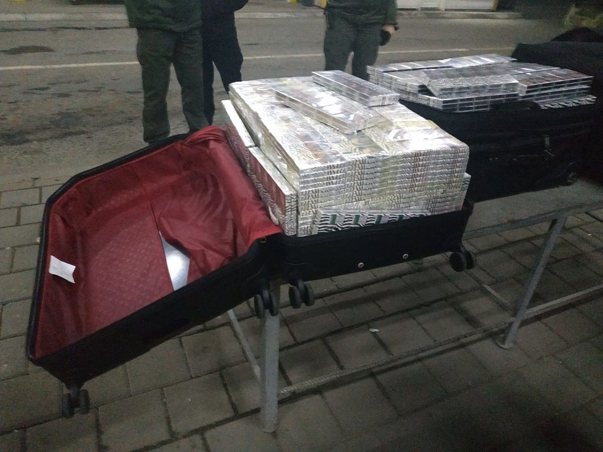 Прикордонники затримали контрабандиста сигарет з дипломатичними номерами та посвідченням