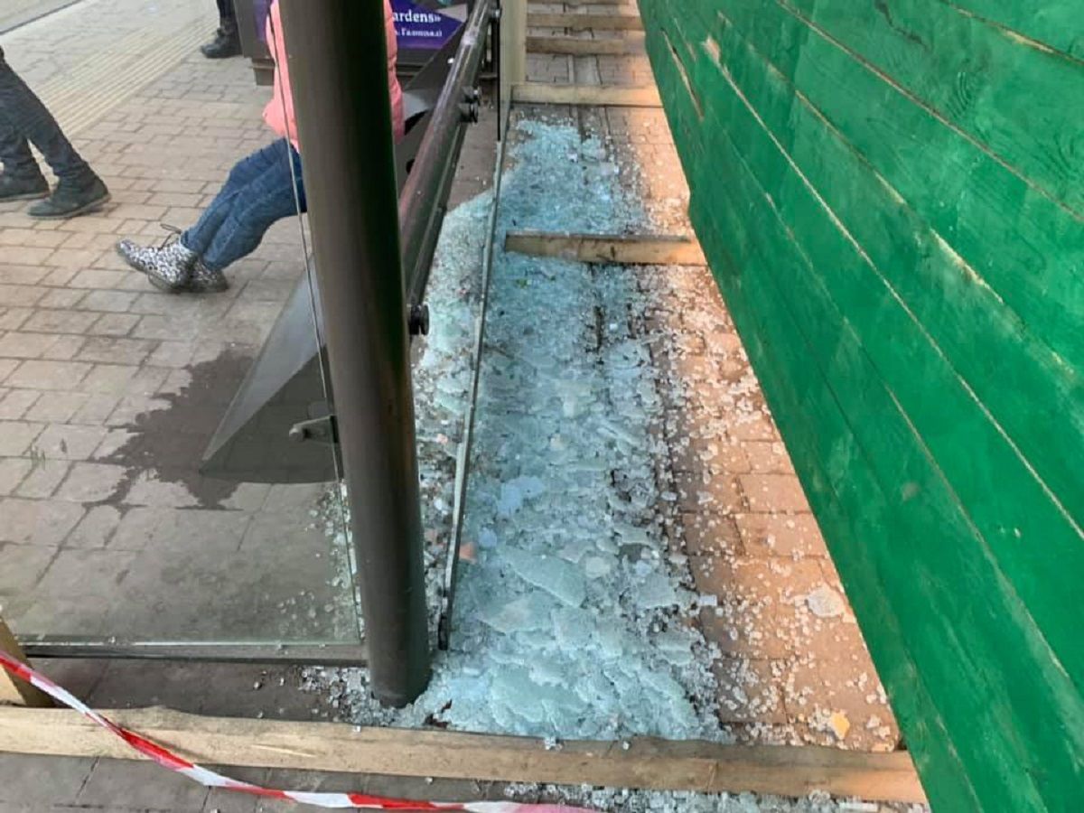 У центрі Львова розтрощили павільйон зупинки громадського транспорту