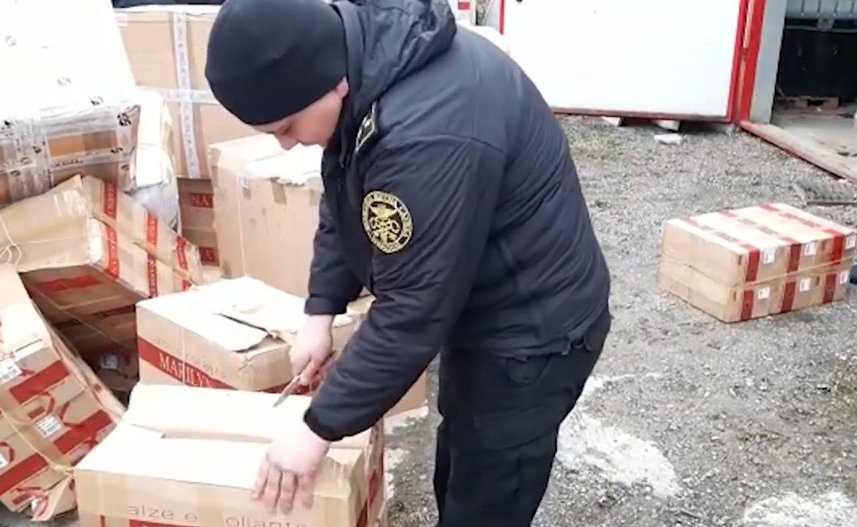 На Львівщині митники конфіскували партію контрабандного одягу на мільйон гривень