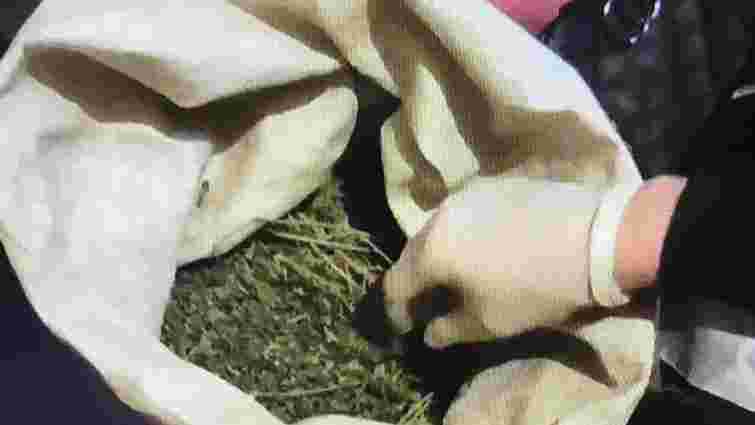 На Старосамбірщині поліція затримала наркоторговця з 2 кг марихуани й таблетками