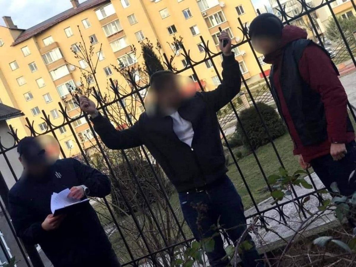 У Новояворівську на хабарі у 400 євро затримали 29-річного поліцейського