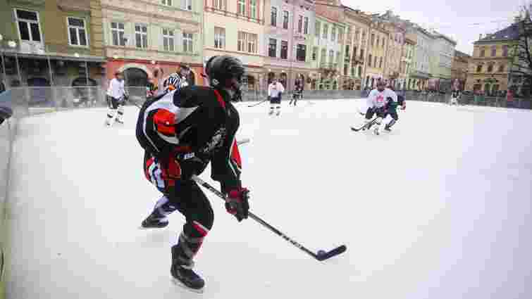 На ковзанці у центрі Львова «Галицькі леви» зіграли в хокей з канадськими військовими
