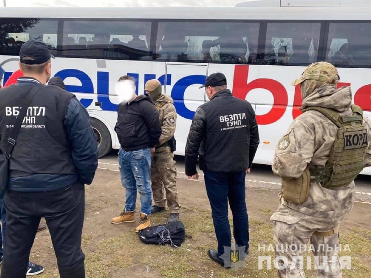 На Закарпатті затримали 23-річного вербувальника жінок для проституції