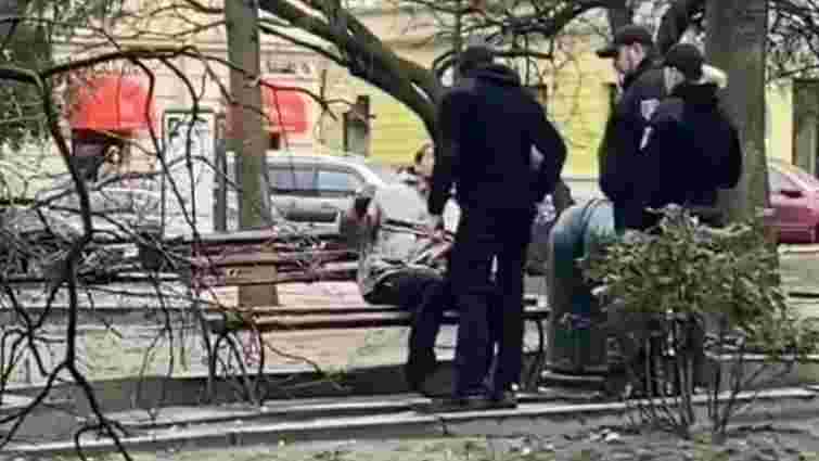 Муніципали побили нетверезого чоловіка, який діймав туристів у центрі Львова