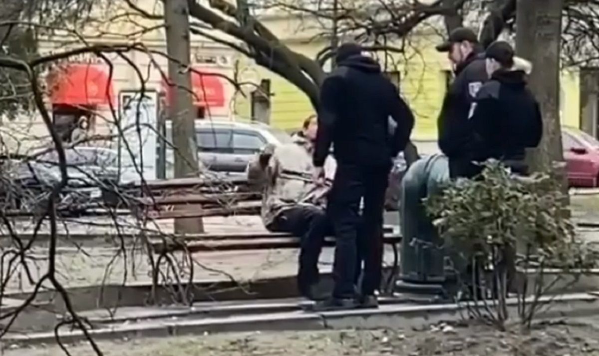 Муніципали побили нетверезого чоловіка, який діймав туристів у центрі Львова