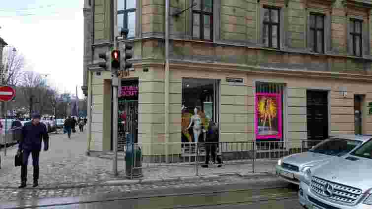 Львівська мерія безплатно забере крамницю Victoria’s Secret у центрі Львова
