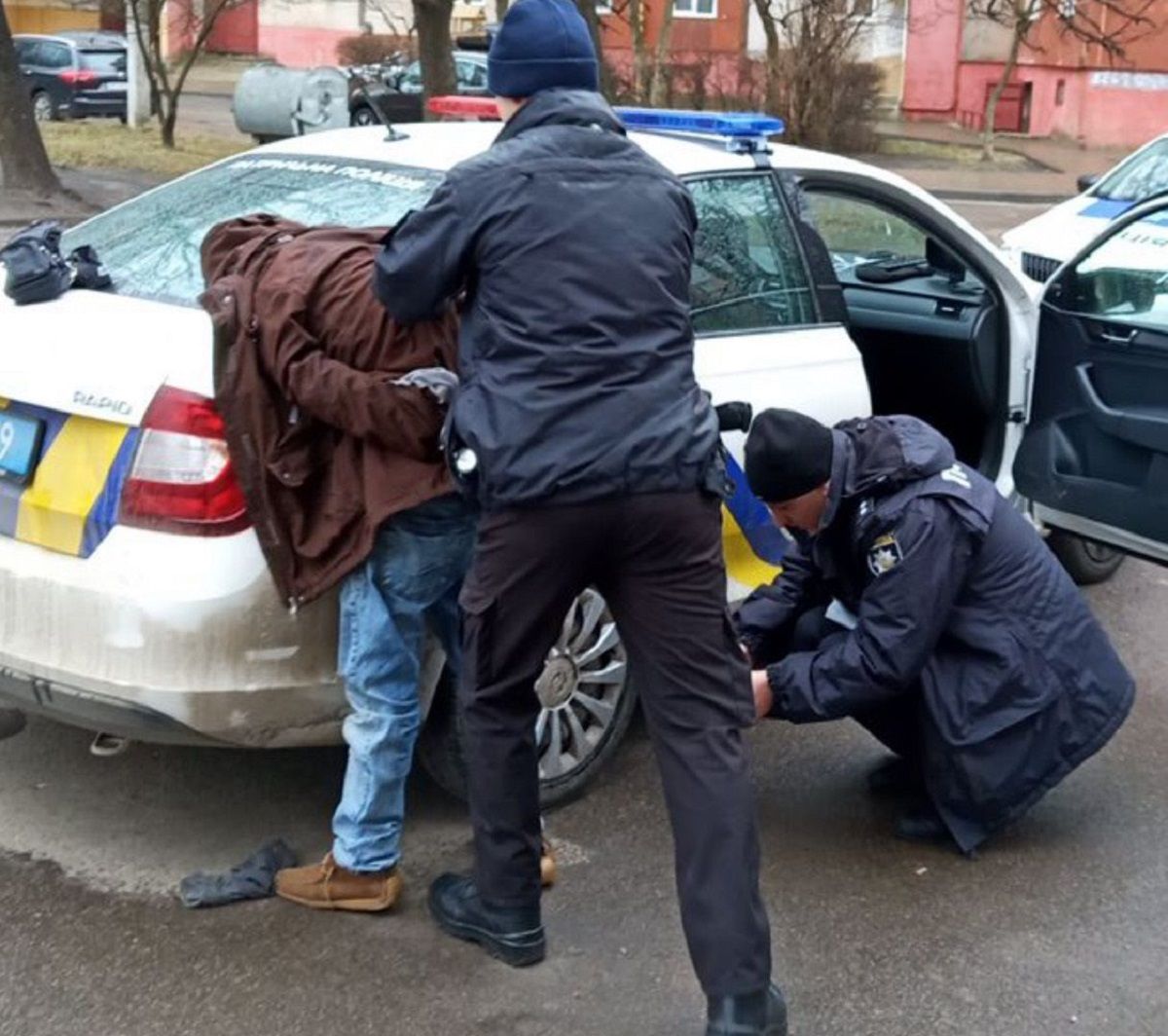 Під час перевірки поліції львів’янин намагався проковтнути пакетик з невідомою речовиною