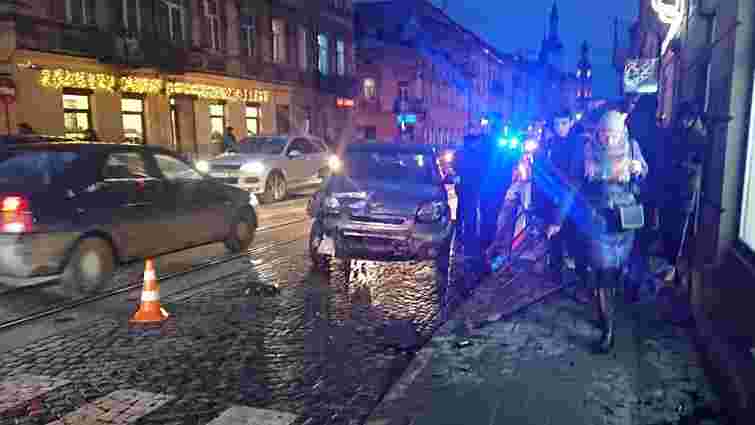 Нетверезий водій вдарив два автомобілі та влетів в огорожу тротуару на Личаківській