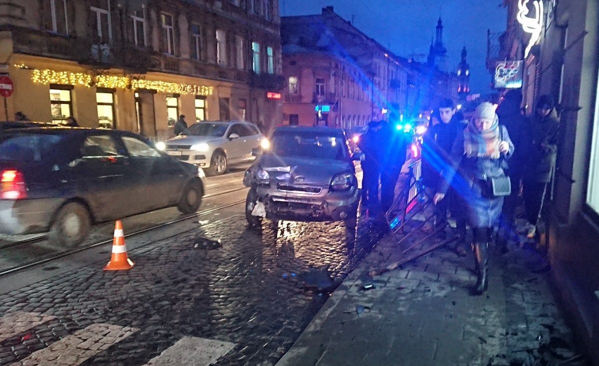 Нетверезий водій вдарив два автомобілі та влетів в огорожу тротуару на Личаківській
