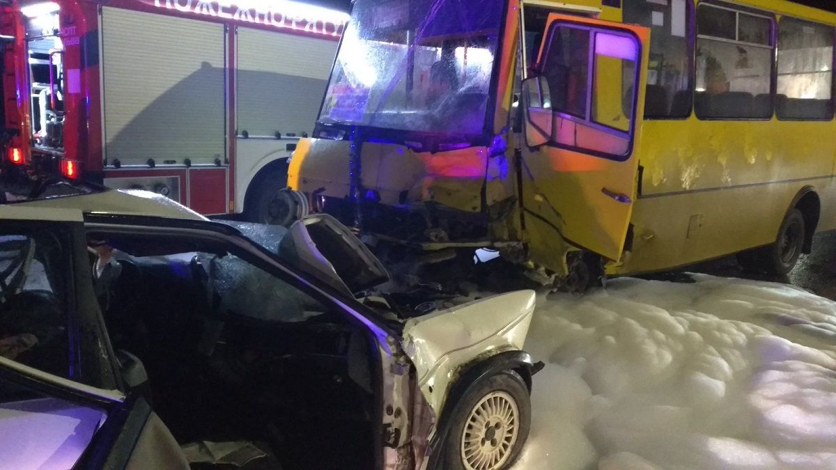 У ДТП з рейсовим автобусом на виїзді зі Львова загинула людина