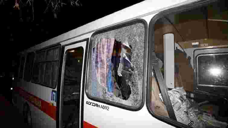 У мережі з'явилося відео з людьми, які кидали каміння в автобуси у Нових Санжарах