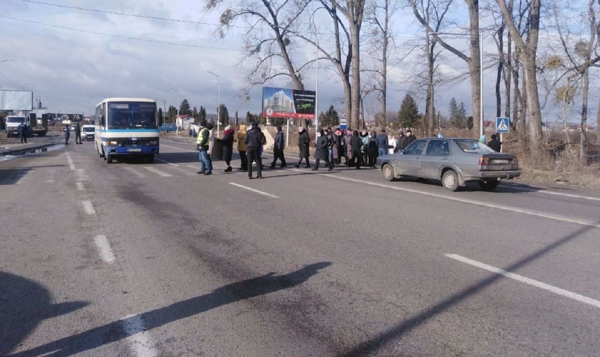 Протестувальники заблокували трасу у Малехові біля Львова
