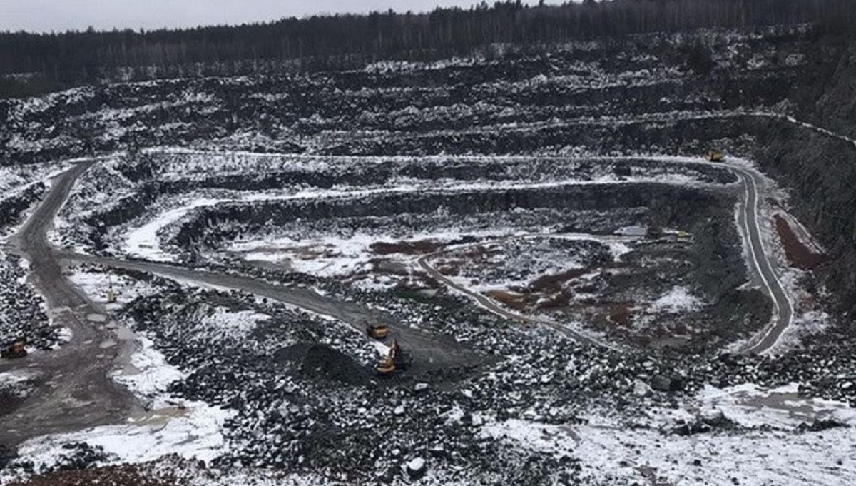 Чиновники «Укрзалізниці» облаштували незаконний кар'єр з видобутку граніту на 60 гектарах