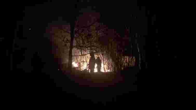 На вул. Під Голоском згоріла дерев'яна споруда, неподалік від місця пожежі виявили тіло чоловіка