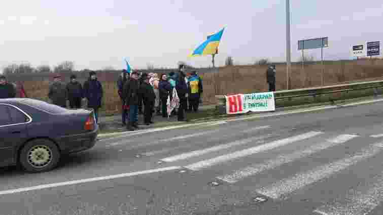 Мешканці кількох сусідніх сіл заблокували два в’їзди у Львів