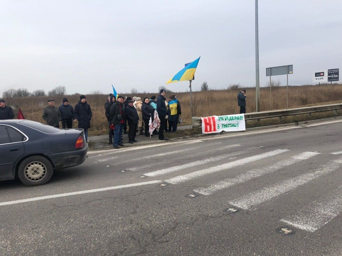 Мешканці кількох сусідніх сіл заблокували два в’їзди у Львів
