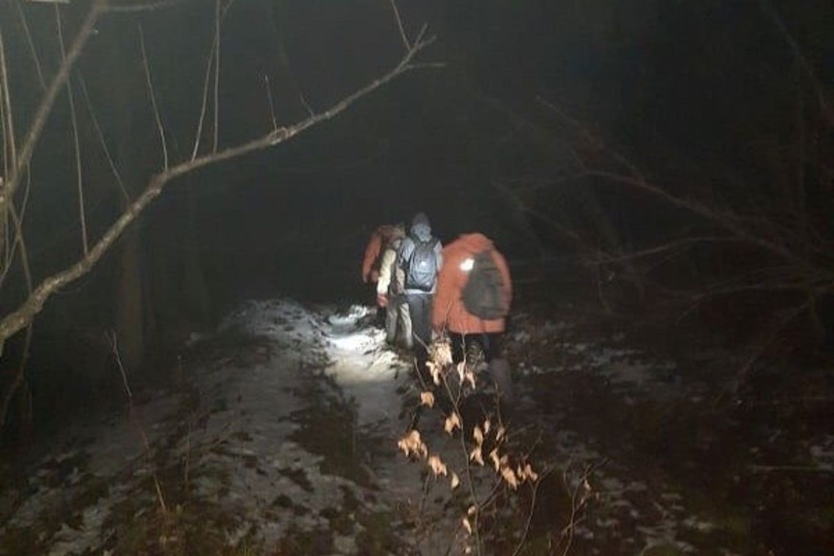 Рятувальники чотири години шукали двох заблукалих туристів біля гори Парашки