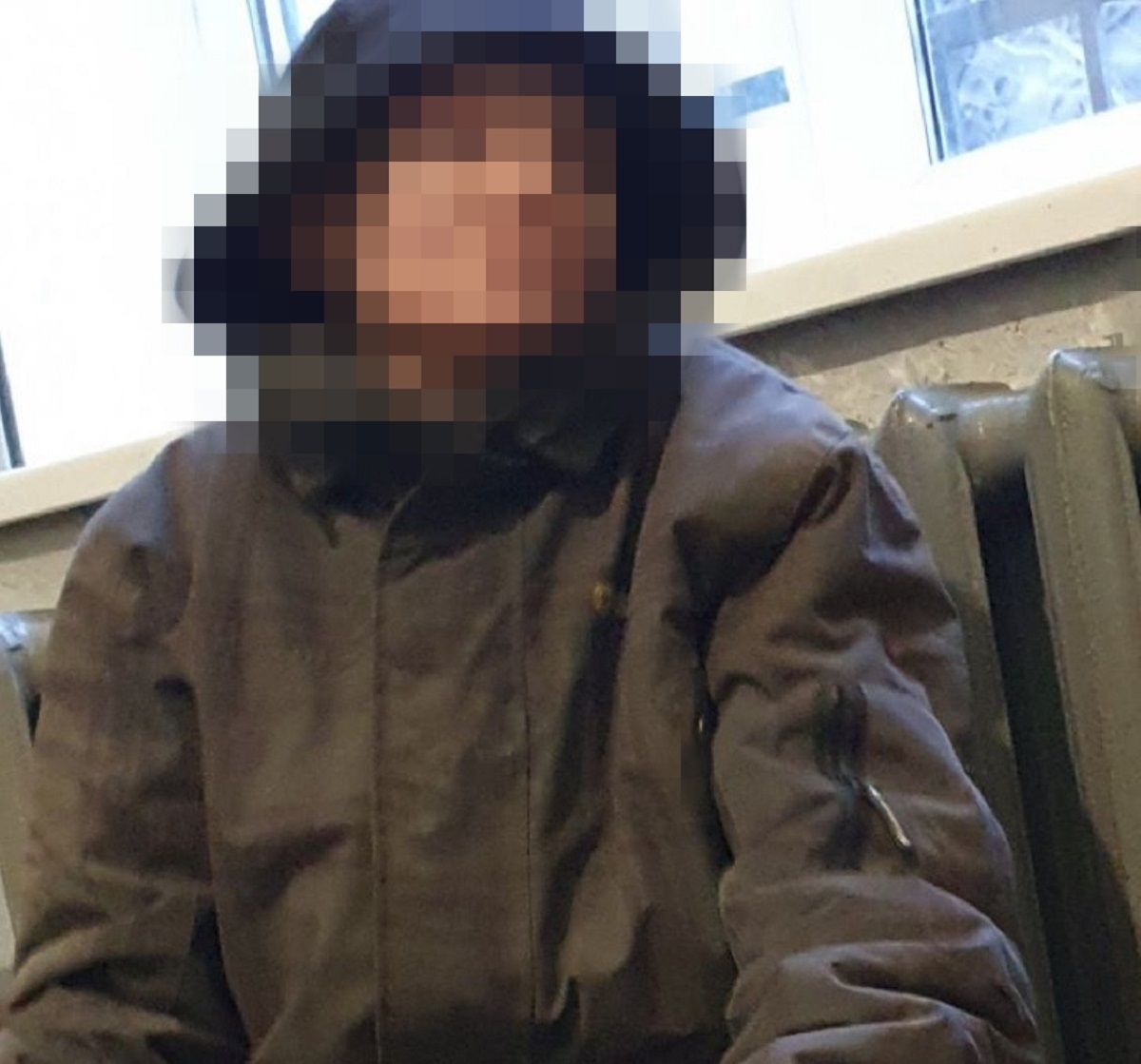 Під час затримання жінки у розшуку її друг напав на поліцейських з розбитою пляшкою