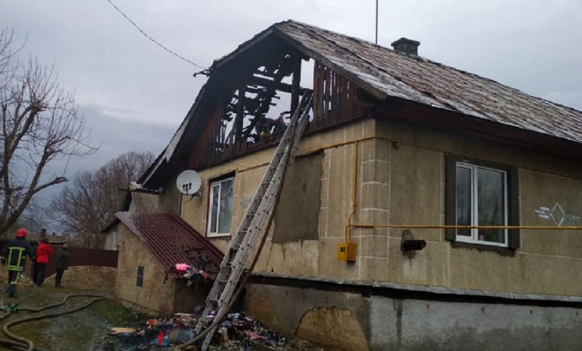 На Львівщині згорів дах житлового будинку