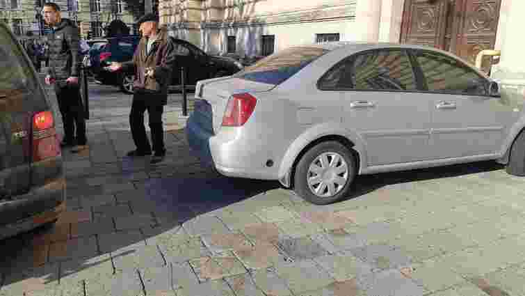 Суд скасував штраф ректору Львівського університету за парковку на тротуарі