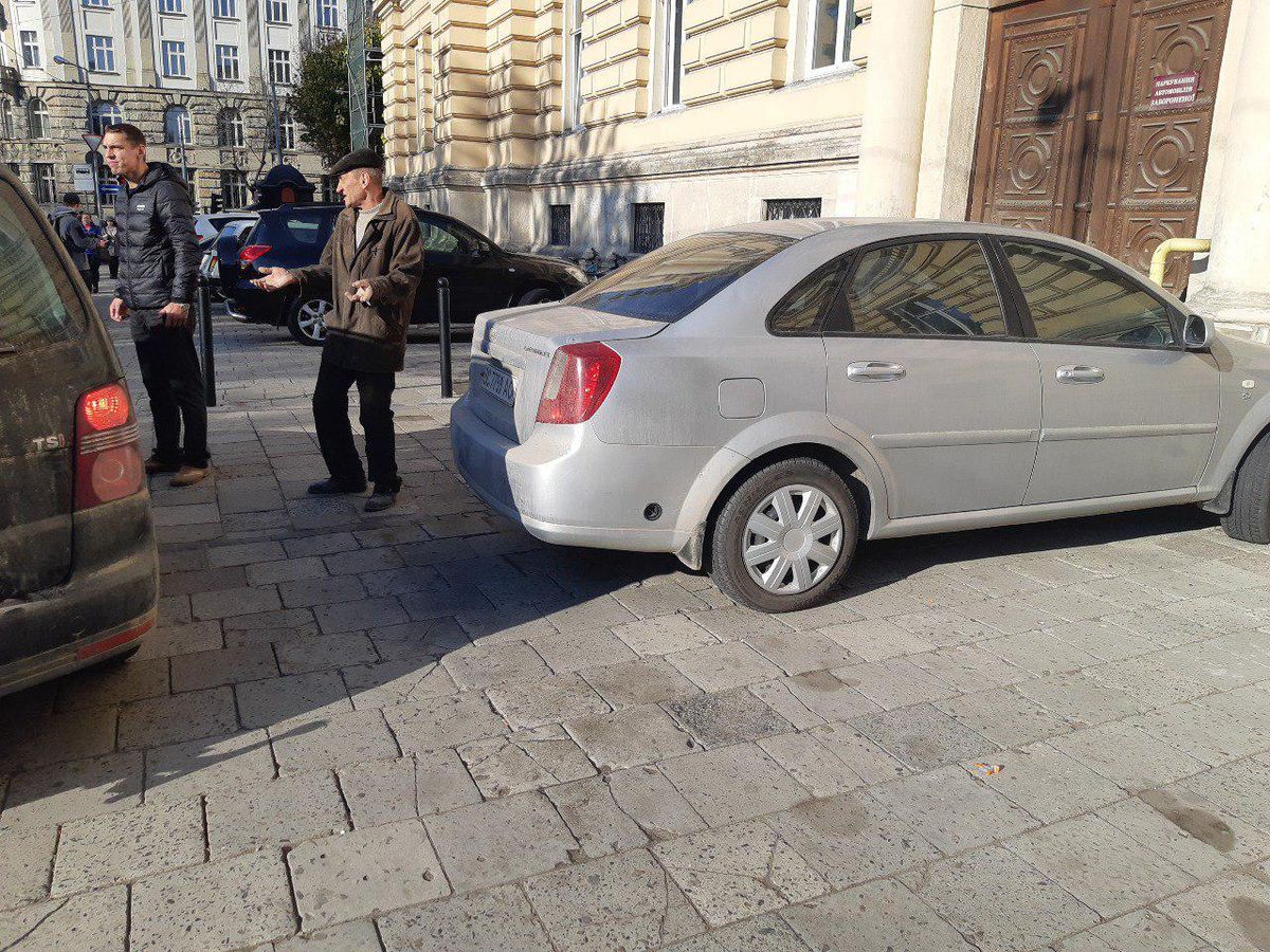 Суд скасував штраф ректору Львівського університету за парковку на тротуарі