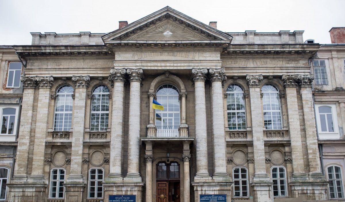 Медиків Львівської обласної клінічної лікарні попередили про звільнення і зниження зарплат