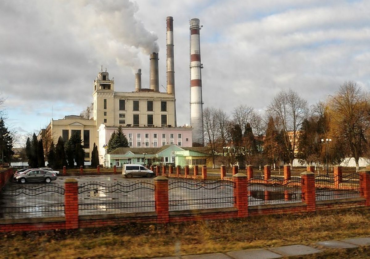 Через загрозу звільнення 68-річний робітник виліз на 120-метрову трубу Добротвірської ТЕС