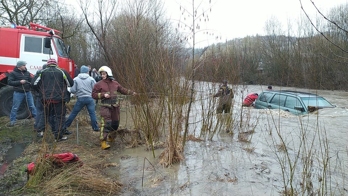 У Славському водій втопив своє авто, намагаючись переїхати Опір