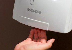 Львівським закладам порадили замінити сушки для рук на паперові рушники