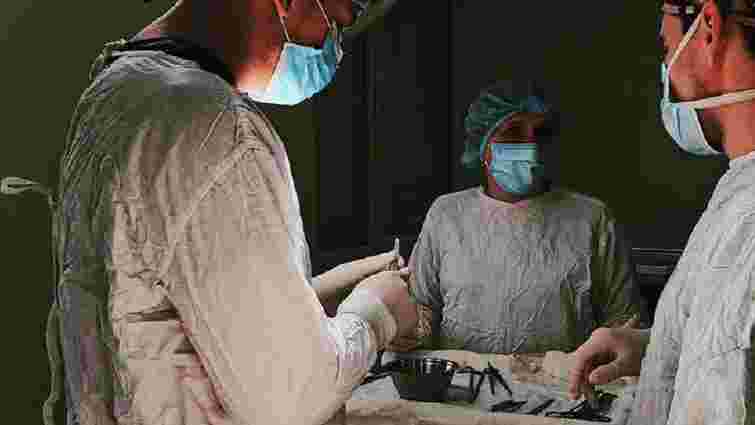 Львівські хірурги заново пришили 23-річному будівельнику відірвану  руку