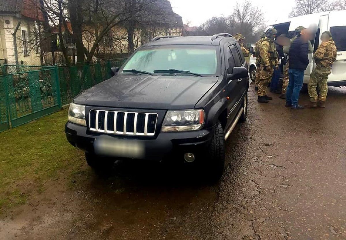На Львівщині затримали наркоторговця з великою партією таблеток в автомобілі