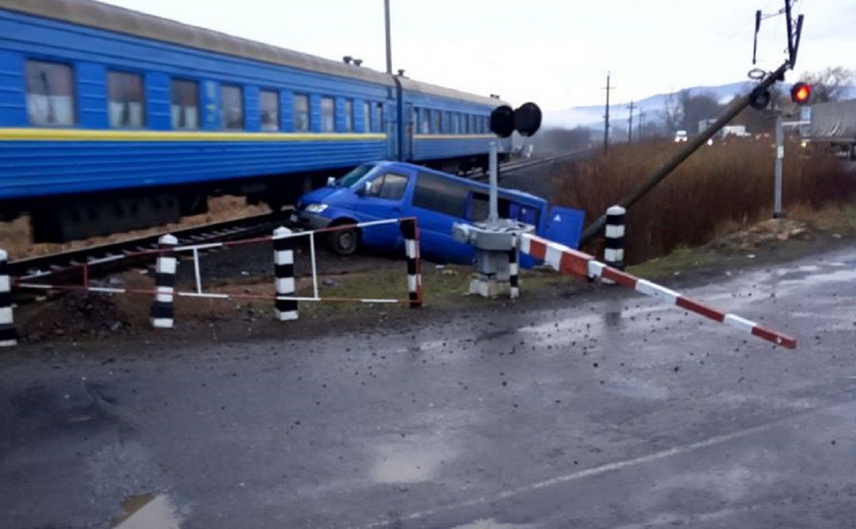 На Закарпатті мікроавтобус із дев'ятьма пасажирами об'їхав шлагбаум і потрапив під поїзд