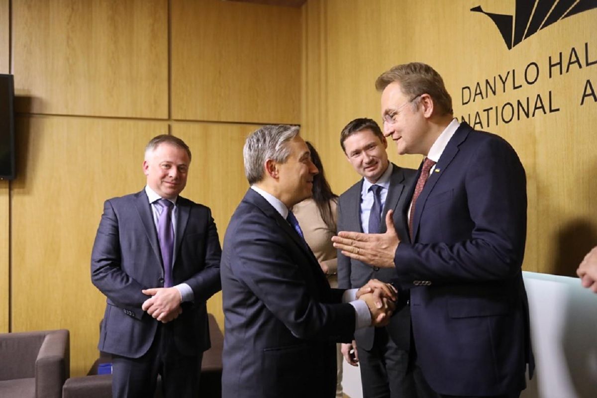 Мер Львова та міністр закордонних справ Канади обговорили необхідність прямого авіасполучення