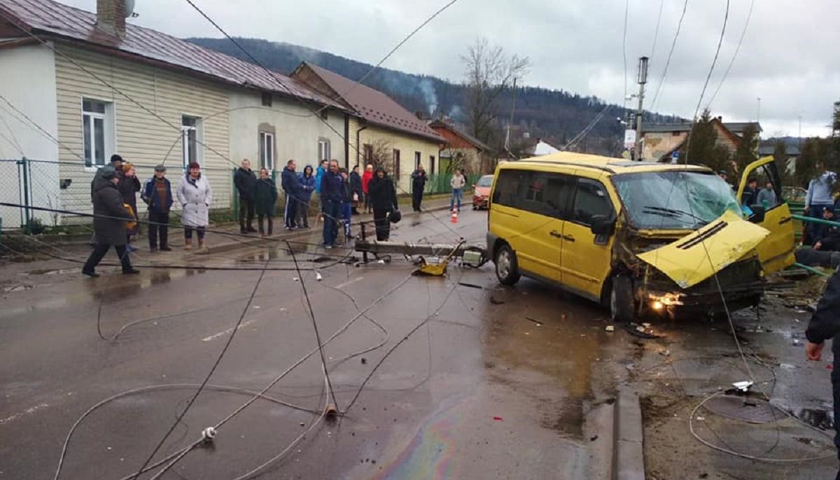 У Бориславі п’яний водій мікроавтобуса в’їхав в електроопору