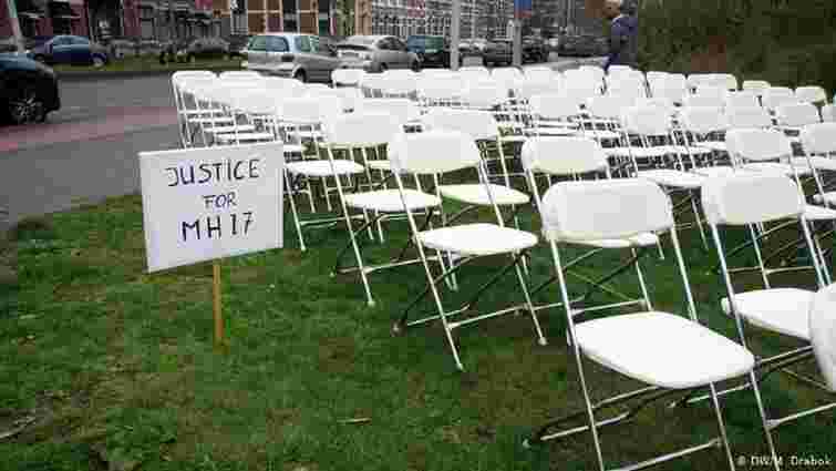 Родичі жертв рейсу МН17 встановили біля посольства РФ у Гаазі 298 білих стільців