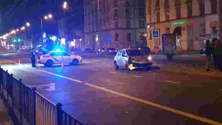 Таксист Uber збив чоловіка на переході біля приміського вокзалу у Львові
