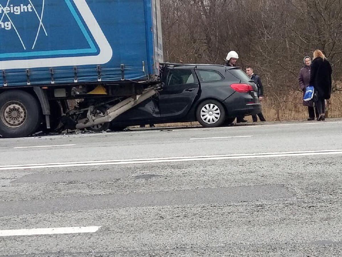 24-річний львів’янин на Opel Astra в’їхав під припарковану на узбіччі фуру