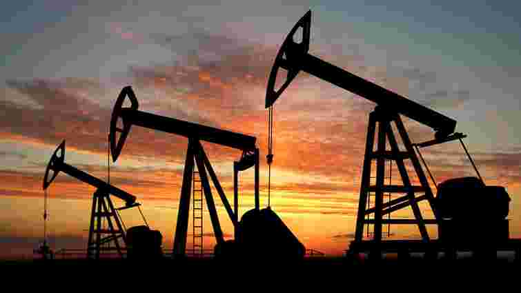 У світі обвалилися ціни на нафту на рекордні 30%