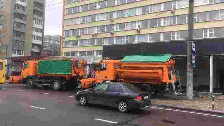 Львівська мерія заблокувала вантажівками будівництво незаконного МАФу на пр. Чорновола