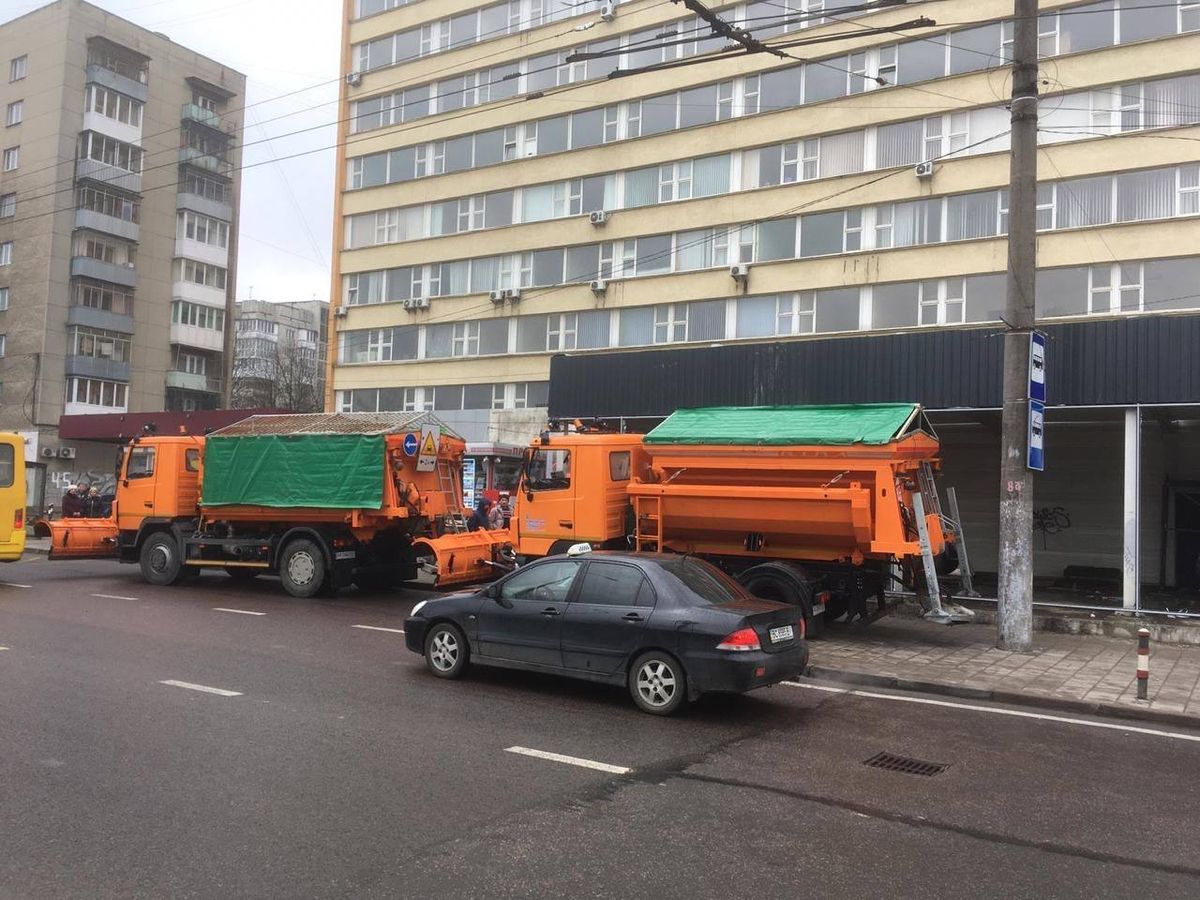 Львівська мерія заблокувала вантажівками будівництво незаконного МАФу на пр. Чорновола