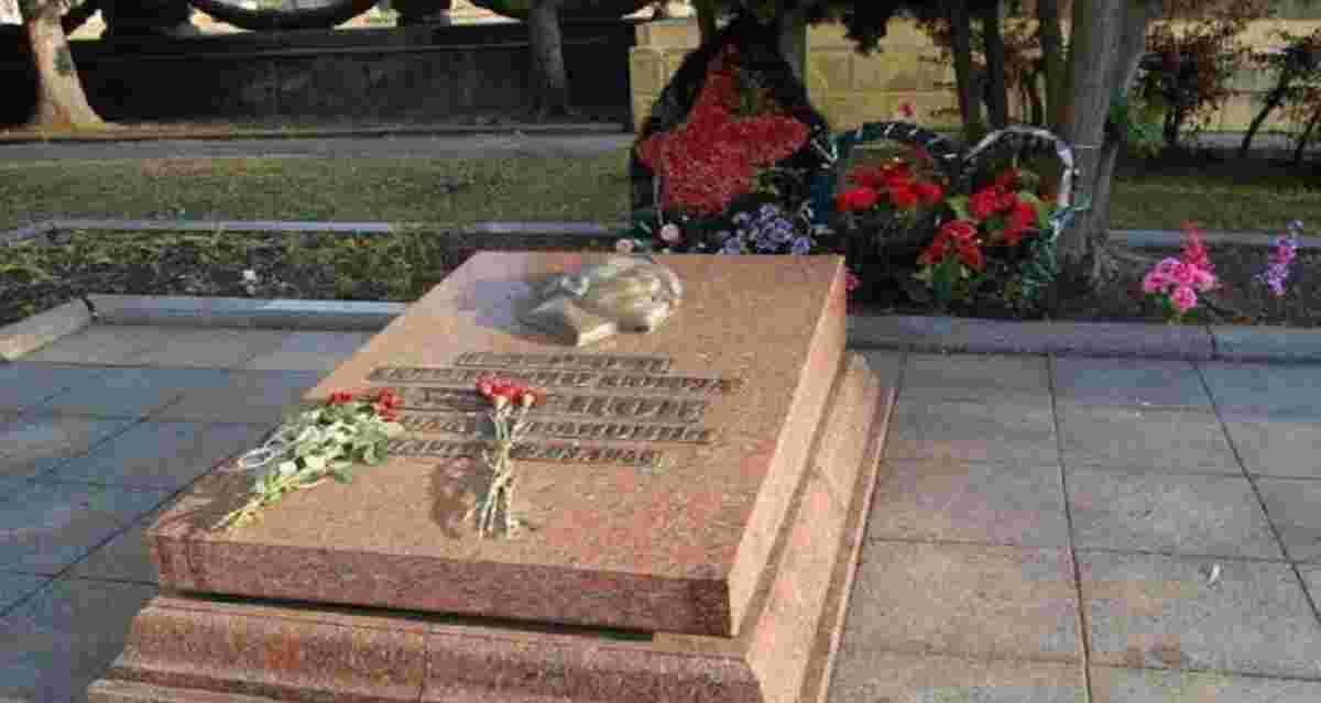 Могила Миколи Кузнєцова на Пагорбі Слави у Львові Могила Миколи Кузнєцова на Пагорбі Слави у Львові