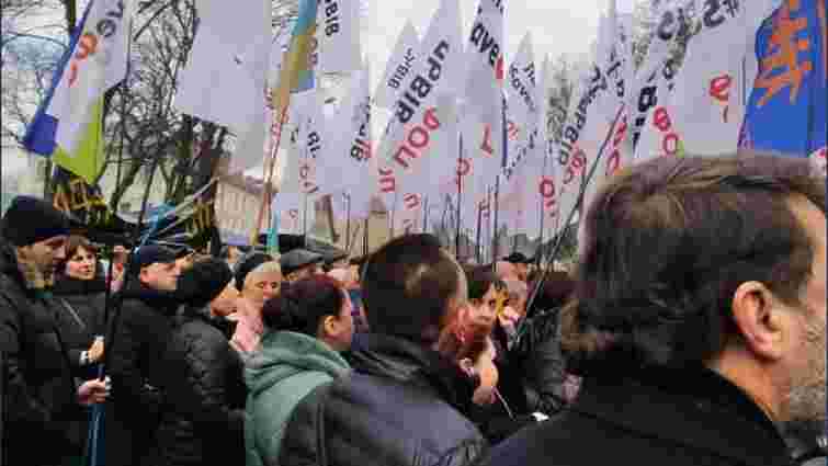 Підприємці та мешканці сіл заблокували вулицю біля Львівської ОДА