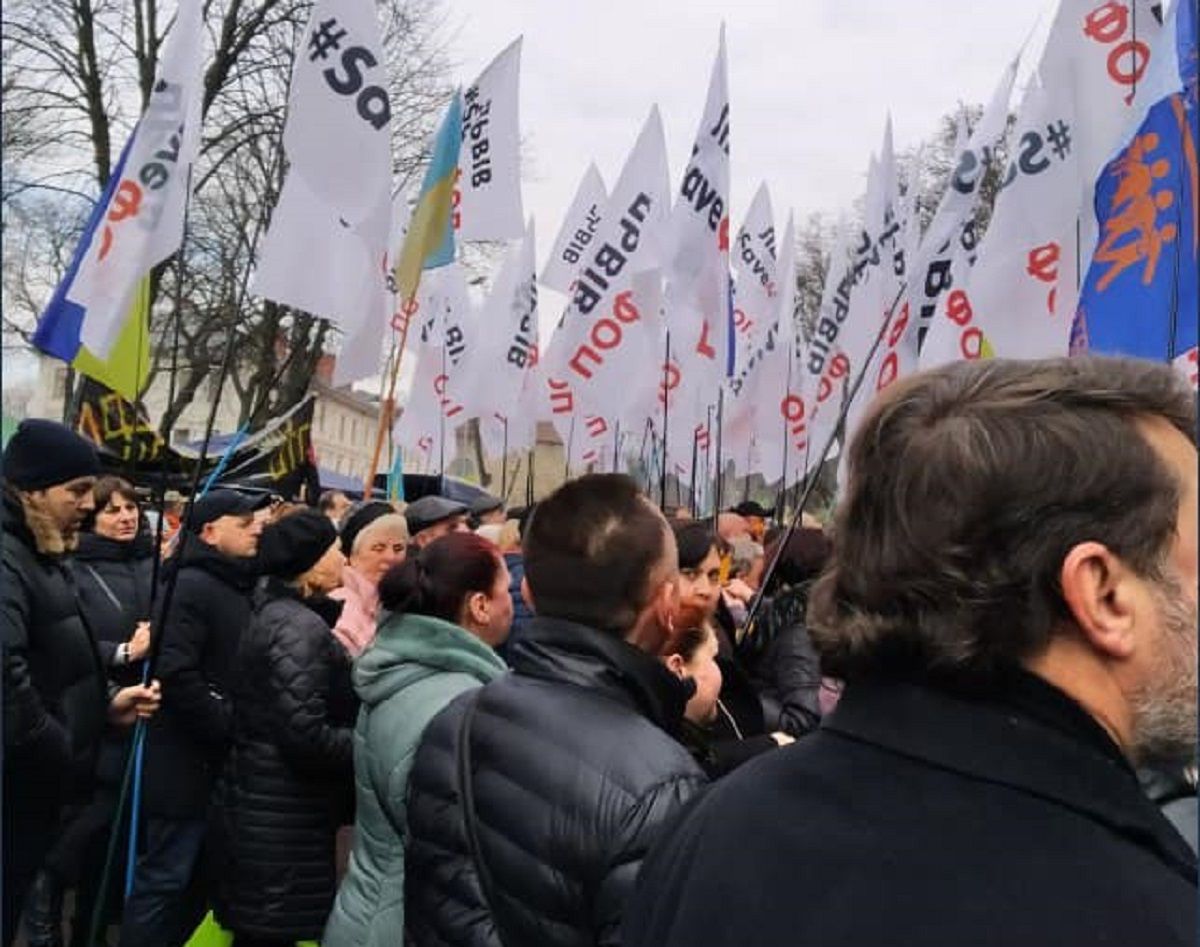 Підприємці та мешканці сіл заблокували вулицю біля Львівської ОДА