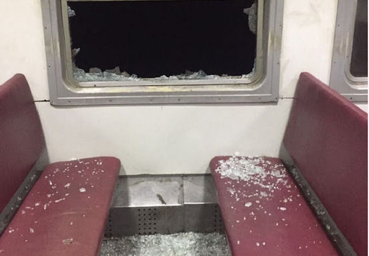 Хулігани розтрощили вагон приміського поїзда Львів-Сокаль і опублікували відео