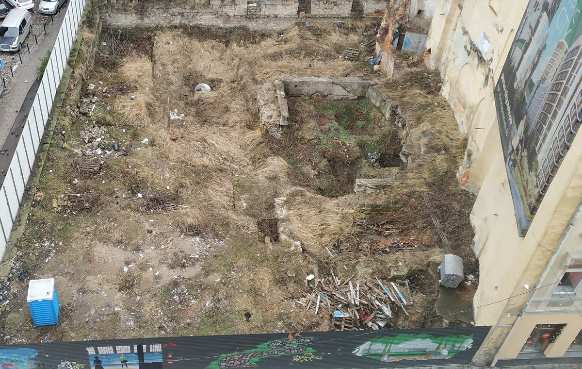 У центрі Львова археологи досліджують оборонний мур і дорогу ХIV століття